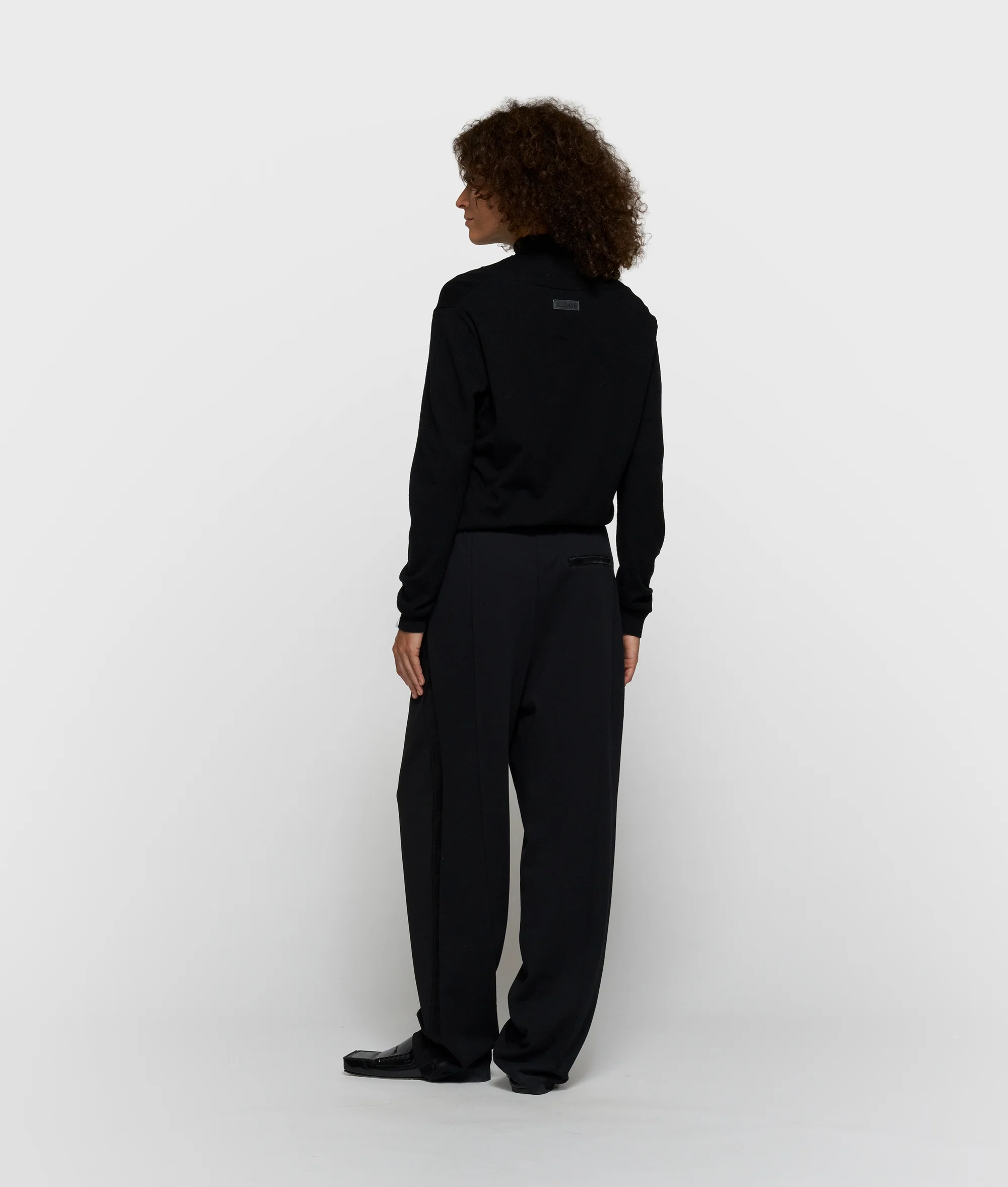 deep neck knit sweater | black - Image 4