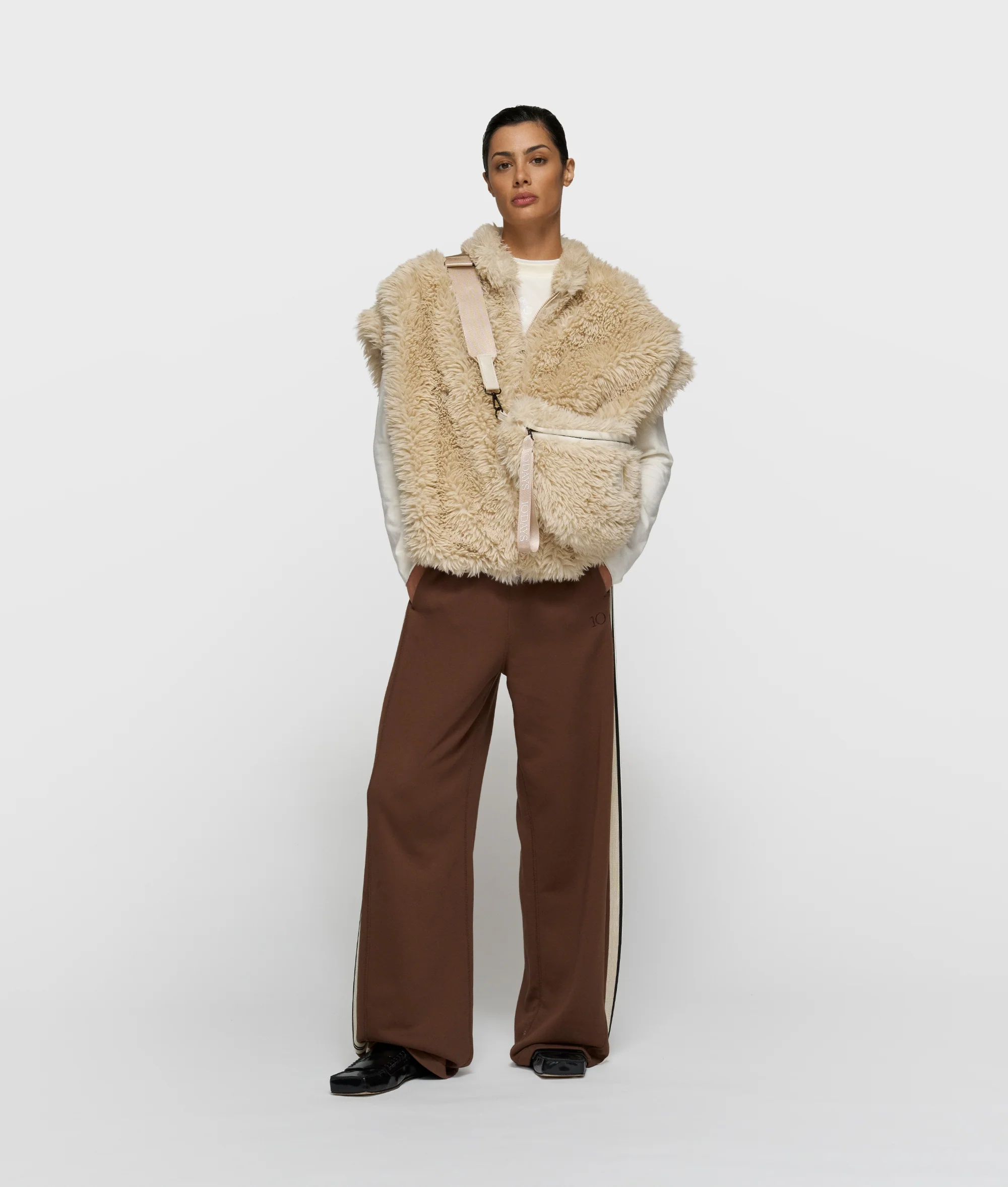fluffy gilet | pearl - Image 3