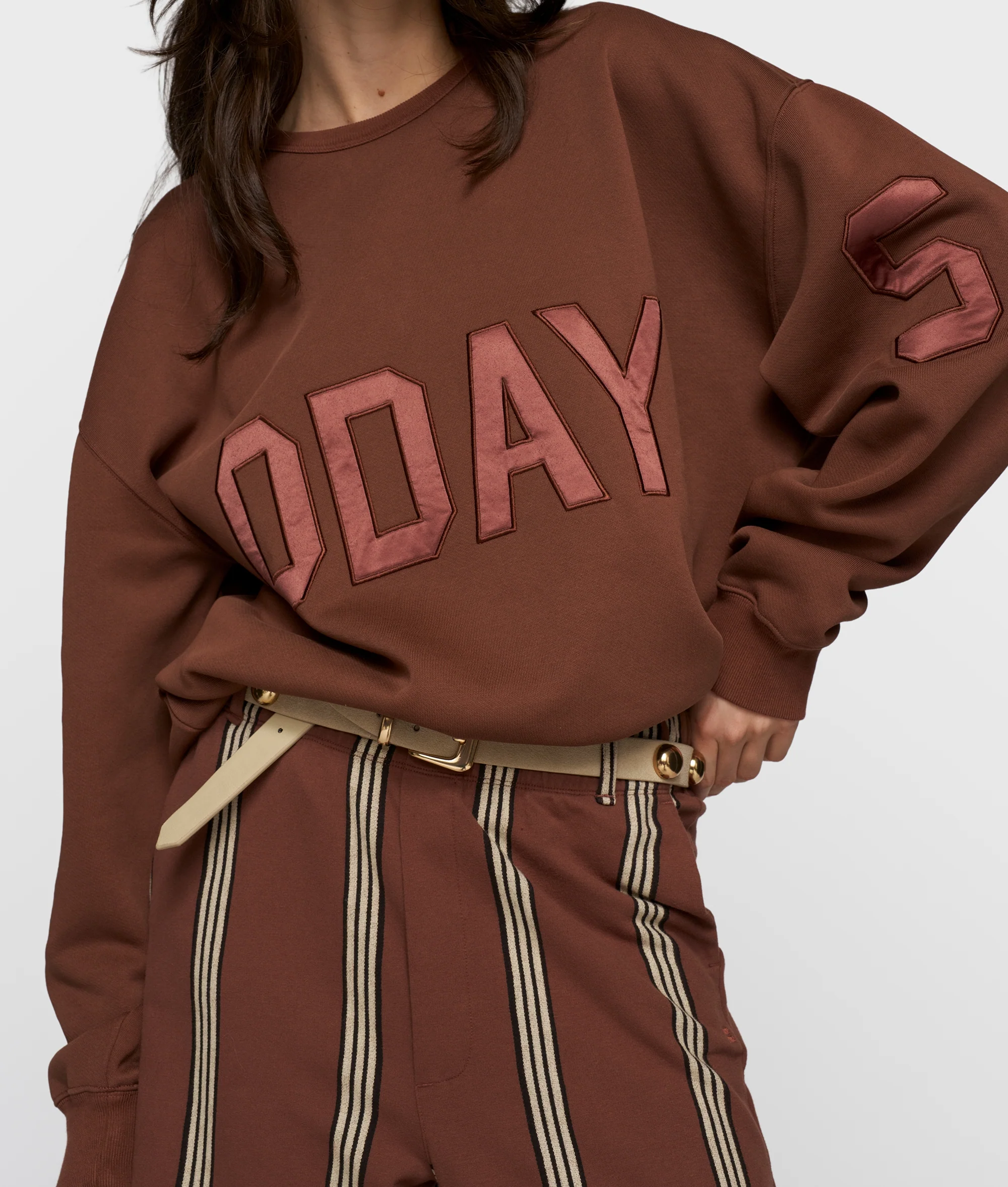 statement sweater logo | deep brown - Image 2