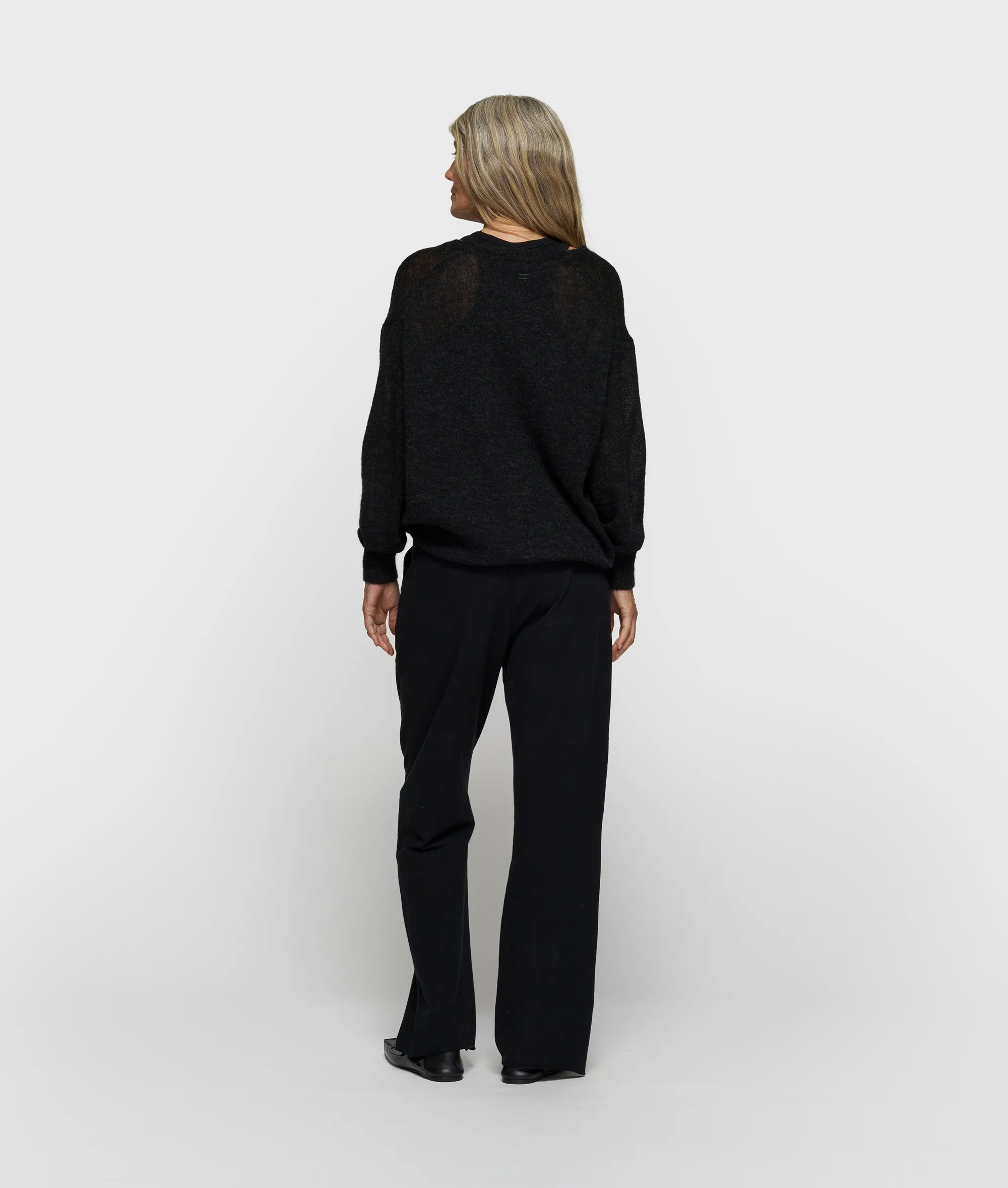 THE V-NECK KNIT SWEATER | black - Image 4