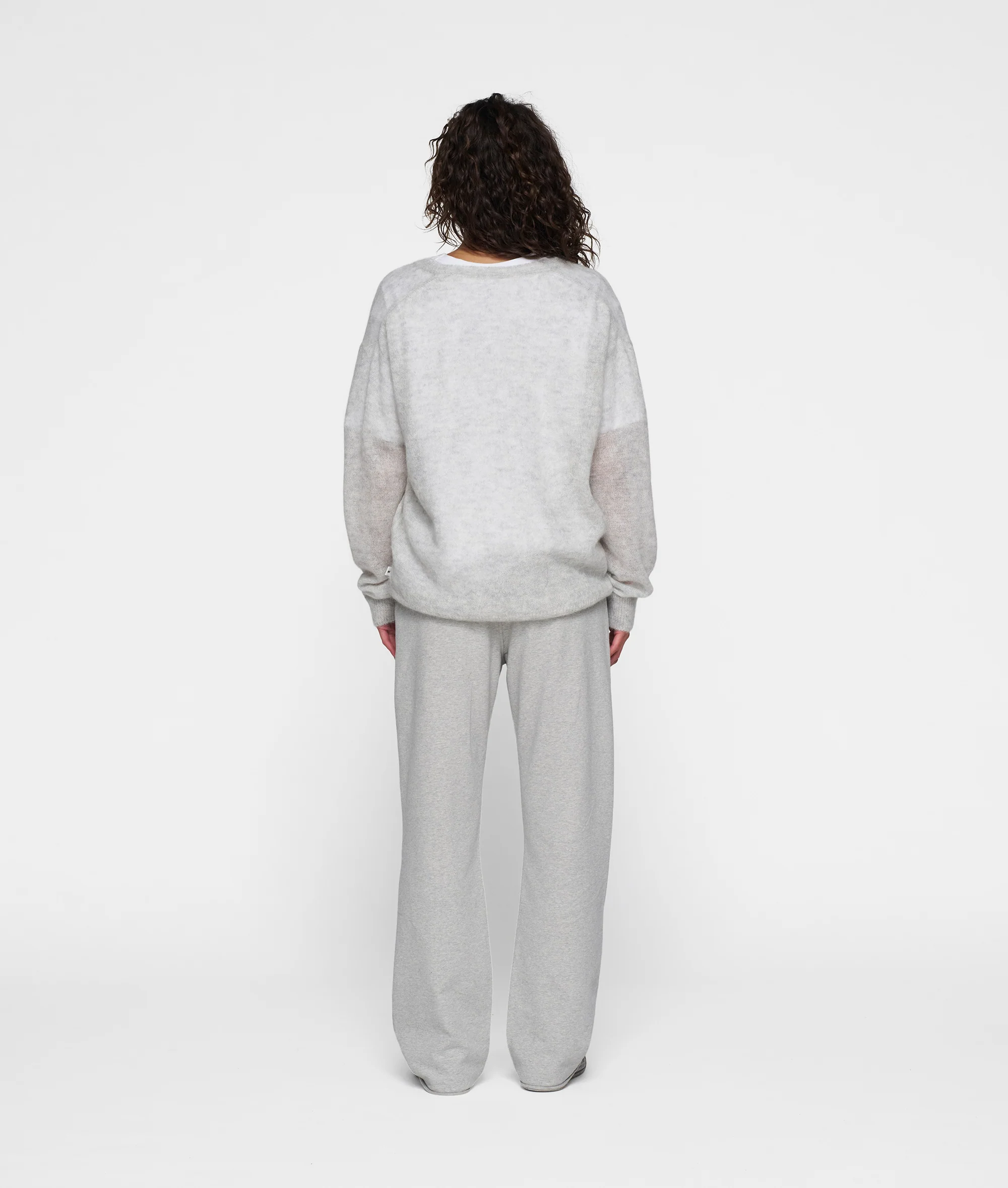 THE V-NECK KNIT SWEATER | light grey melee - Image 4