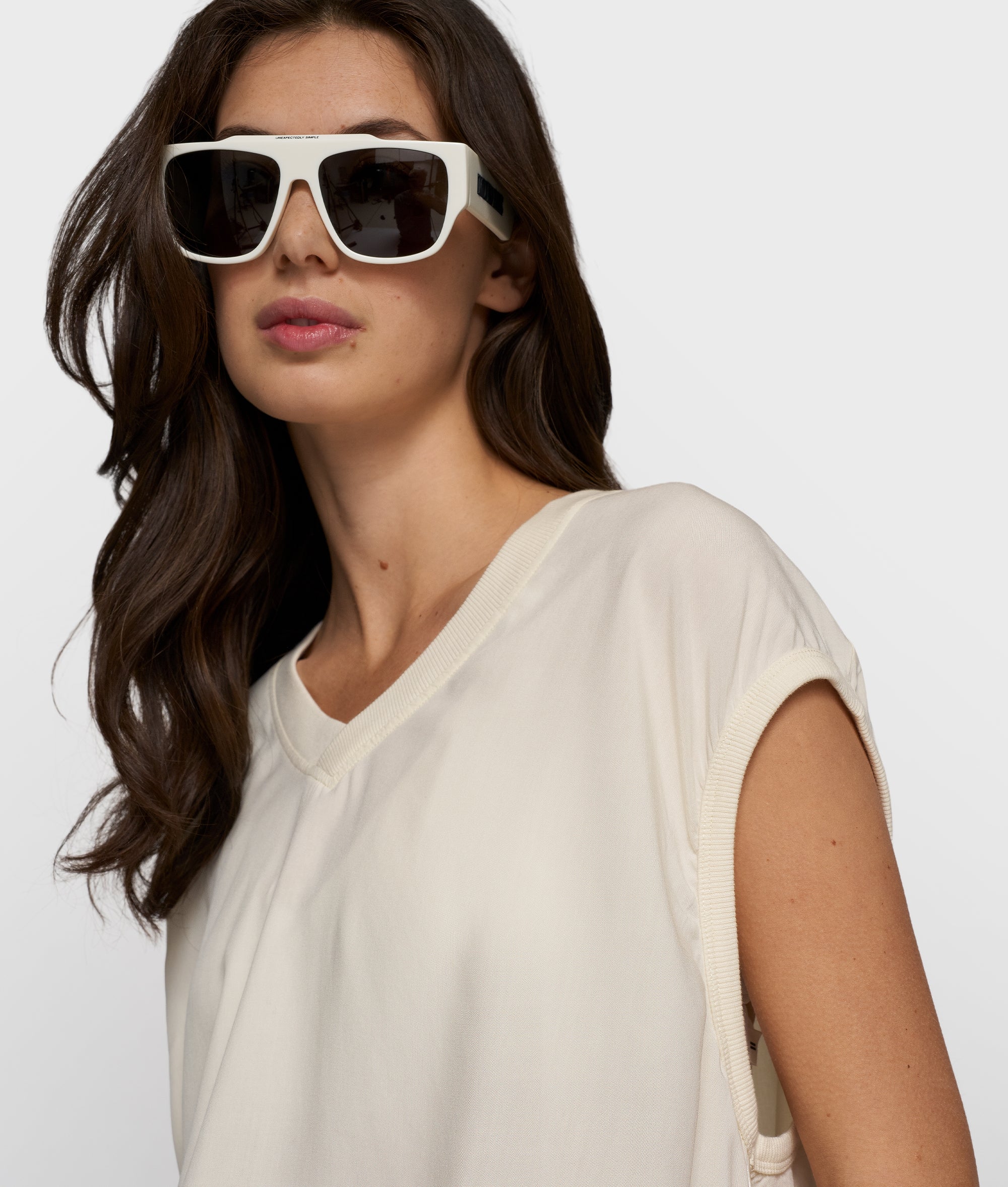 v-neck top viscose | soft vanilla - Image 2